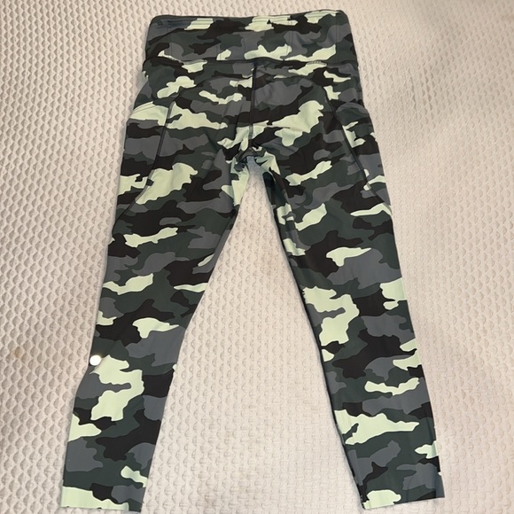 Lululemon Fast Free HR Crop 23 Green Camo Leggings Sz 8 Pockets Athletic - Picture 2 of 5